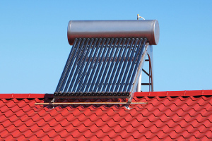 Instalación de sistema de calentamiento solar de agua termosifónico en vivienda sustentable